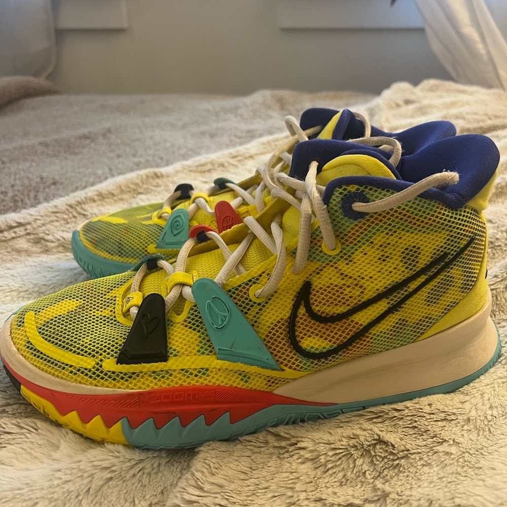 Kyrie Irving 1 World 1 People Sneakers